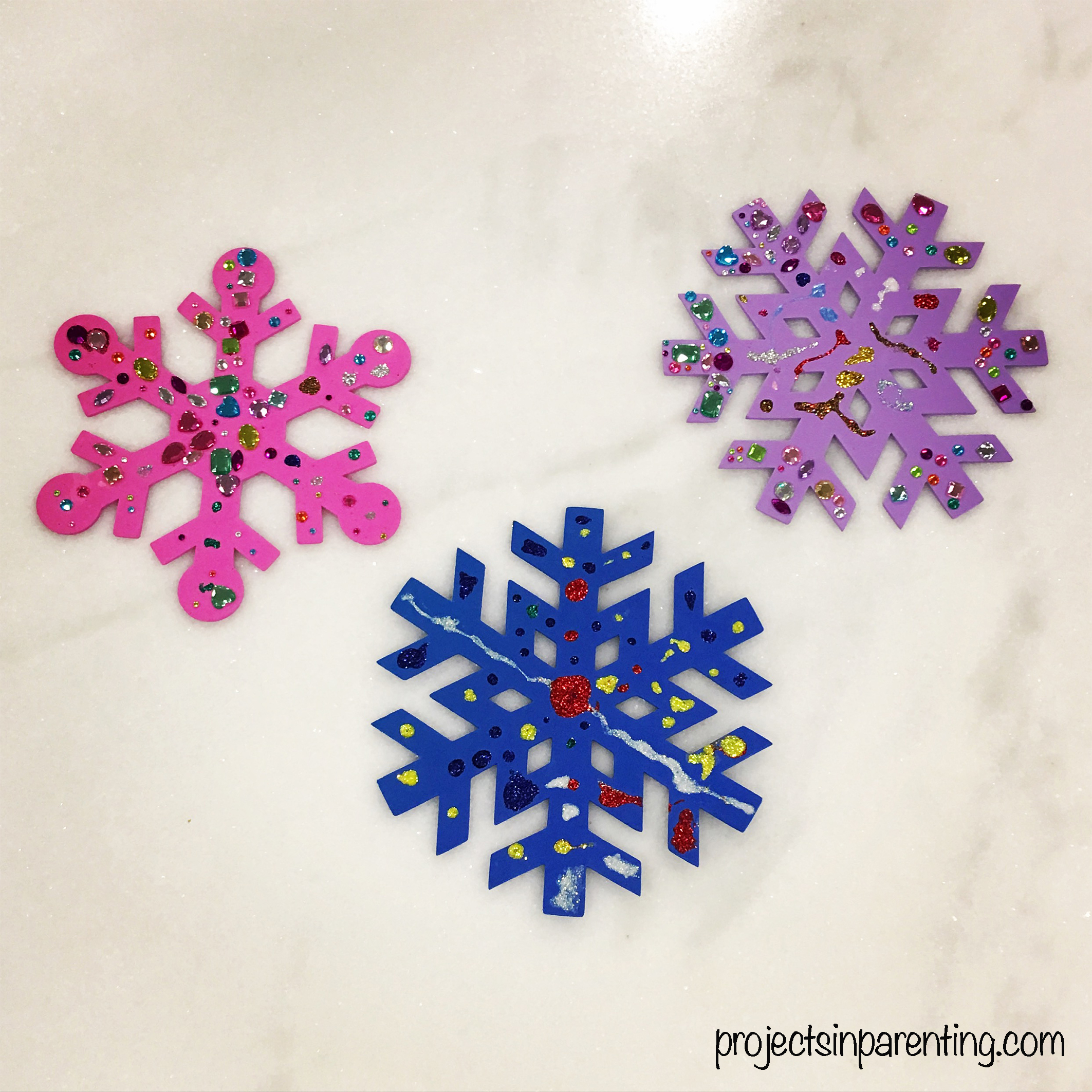 Super Simple Snowflake Sticker Craft - projectsinparenting.com